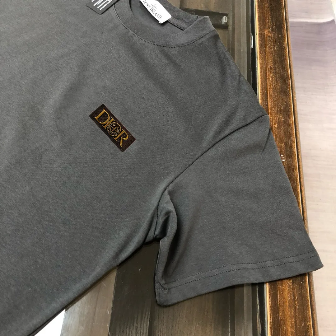 P150 A⭐️Stone Island Latest Couple Style Round Neck Short Sleeve Couple T-shirt ~ Spring and Summer New Product High Quality 🔥🔥Customized Unique Compass Logo Embroidery Logo Embellishment ~ Fashionable and Versatile Trendy Style Customized Imported Fabrics! Comfortable to wear, breathable, fashionable without losing personality, the upper body is casual and casual, handsome and stylish, showing the temperament of a big brand. All three standards are complete! ! Color: Black White Dark Gray Brown Size: SMLXLXXL